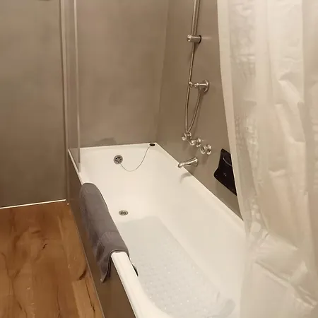 Wetzel Domaso Apartment